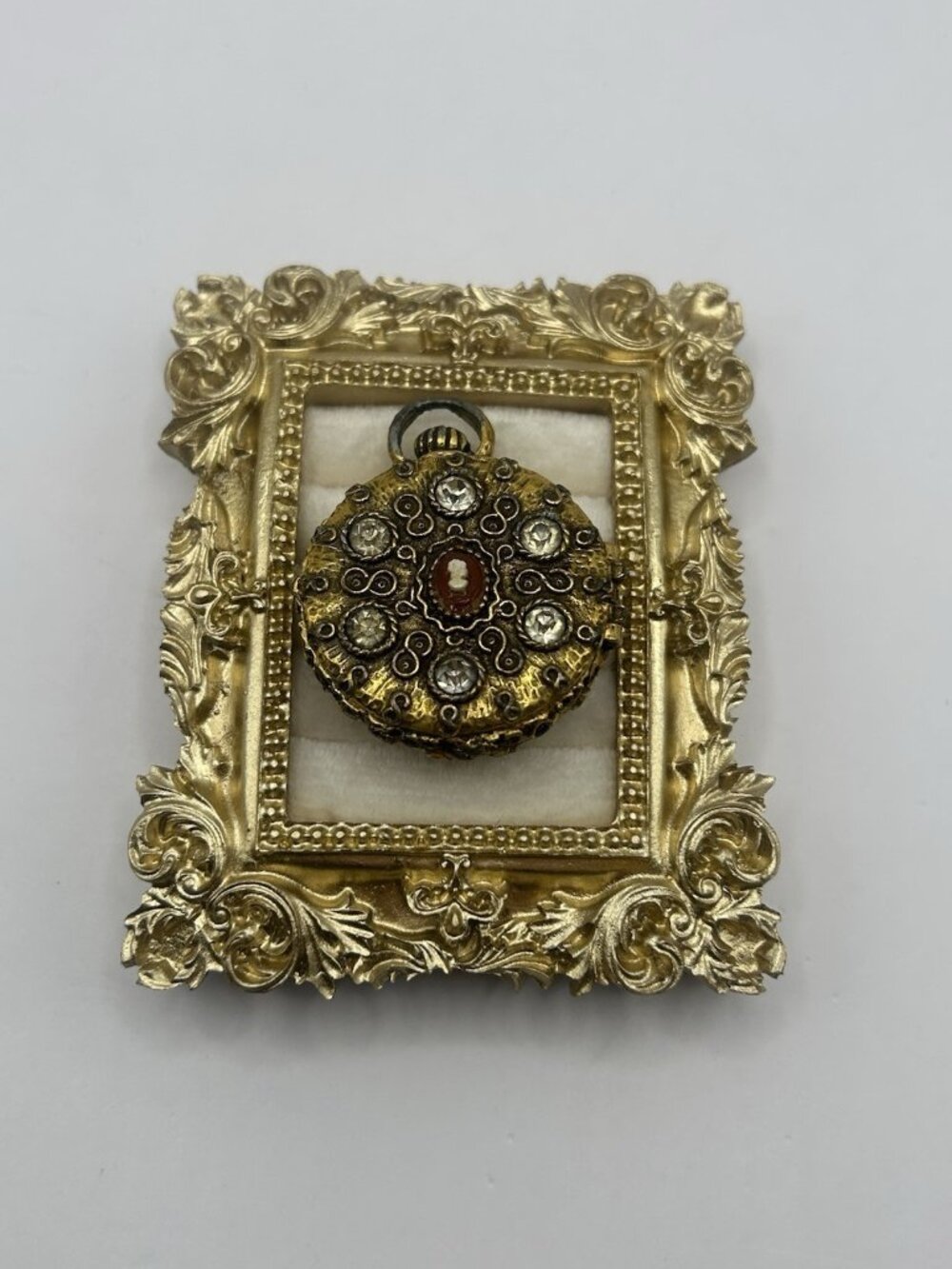 Vintage Mary Chess "Tapestry” Solid Perfume Compact Locket Original tag Cameo - Picture 2 of 16